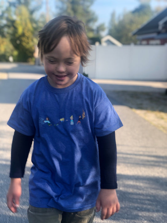 Gutt med superhelt-tskjorte