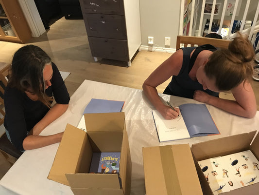 Illustratør og forfatter signerer barnebok De Store Små Superhelt